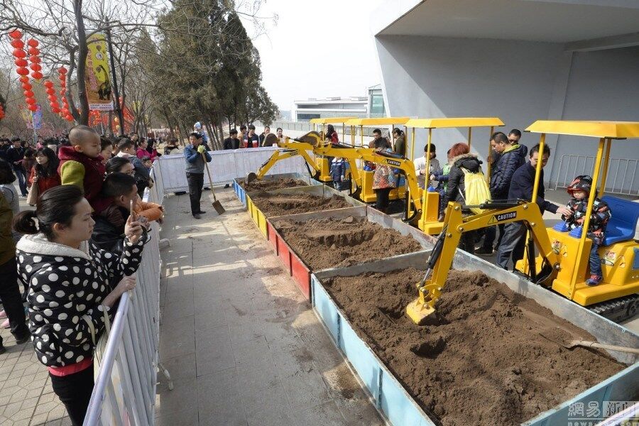 混凝土、娃娃版挖掘機(jī)、起重機(jī)